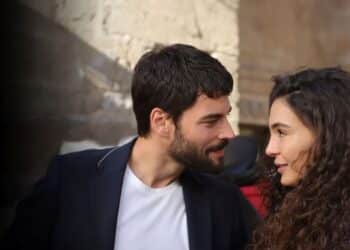 Casal se olhando romanticamente em cena de série turca