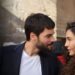 Casal se olhando romanticamente em cena de série turca