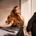 Protagonistas da novela turca O Canto do Pássaro em pose elegante, mostrando o casal principal.