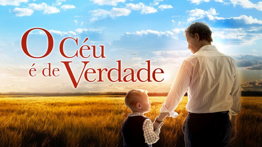"O Céu é de Verdade" mostrando um pai e seu filho pequeno segurando a mão de costas em um campo de trigo dourado sob um céu azul e radiante. O título do filme está escrito em vermelho no topo.