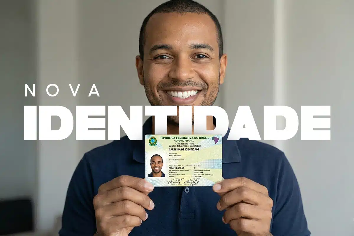 Close de um homem negro sorridente, vestindo uma camisa polo azul escura e com barba rala, segurando em primeiro plano a Nova Carteira de Identidade Nacional (CIN) em papel. O texto "NOVA IDENTIDADE" está sobreposto em destaque em letras brancas sobre ele, ilustrando o documento unificado com CPF.