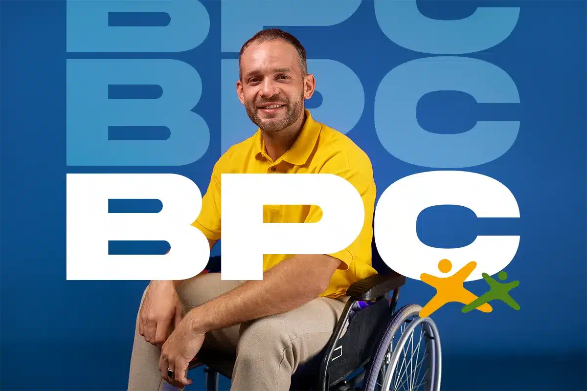 Um homem jovem sorridente, com barba curta, vestindo camisa polo amarela e calça bege, sentado em uma cadeira de rodas. Atrás dele, em um fundo azul, a sigla BPC está escrita em letras grandes brancas e azuis, com dois pequenos bonecos coloridos (amarelo e verde) ao lado.