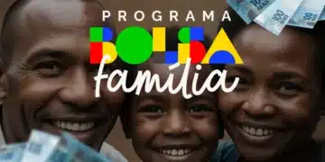 Família sorrindo com dinheiro e logo do programa Bolsa Família