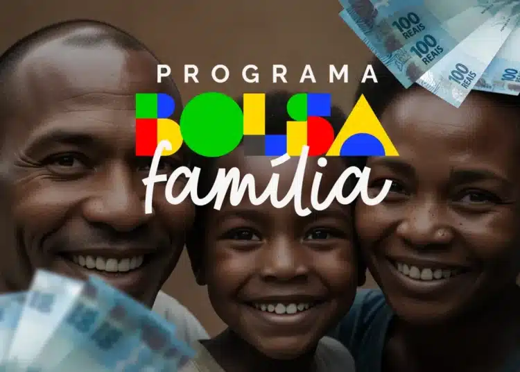 Família sorrindo com dinheiro e logo do programa Bolsa Família