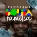 Família sorrindo com dinheiro e logo do programa Bolsa Família