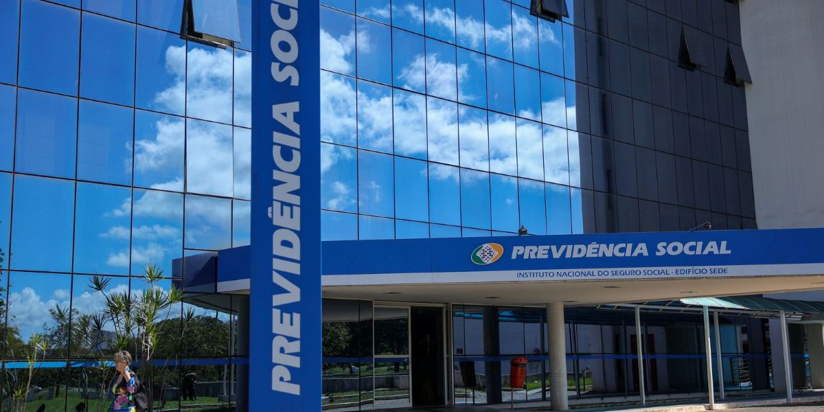 Fachada de agência da Previdência Social onde segurados ainda precisam comparecer