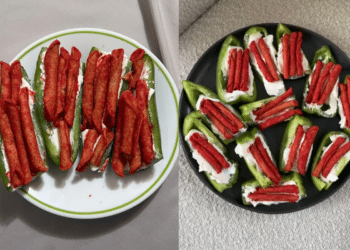 Pimentões verdes cortados ao meio, recheados com cream cheese branco e cobertos com vários snacks Takis Fuego vermelhos e cilíndricos. À esquerda, os pimentões estão em um prato branco com borda verde; à direita, em um prato preto circular.