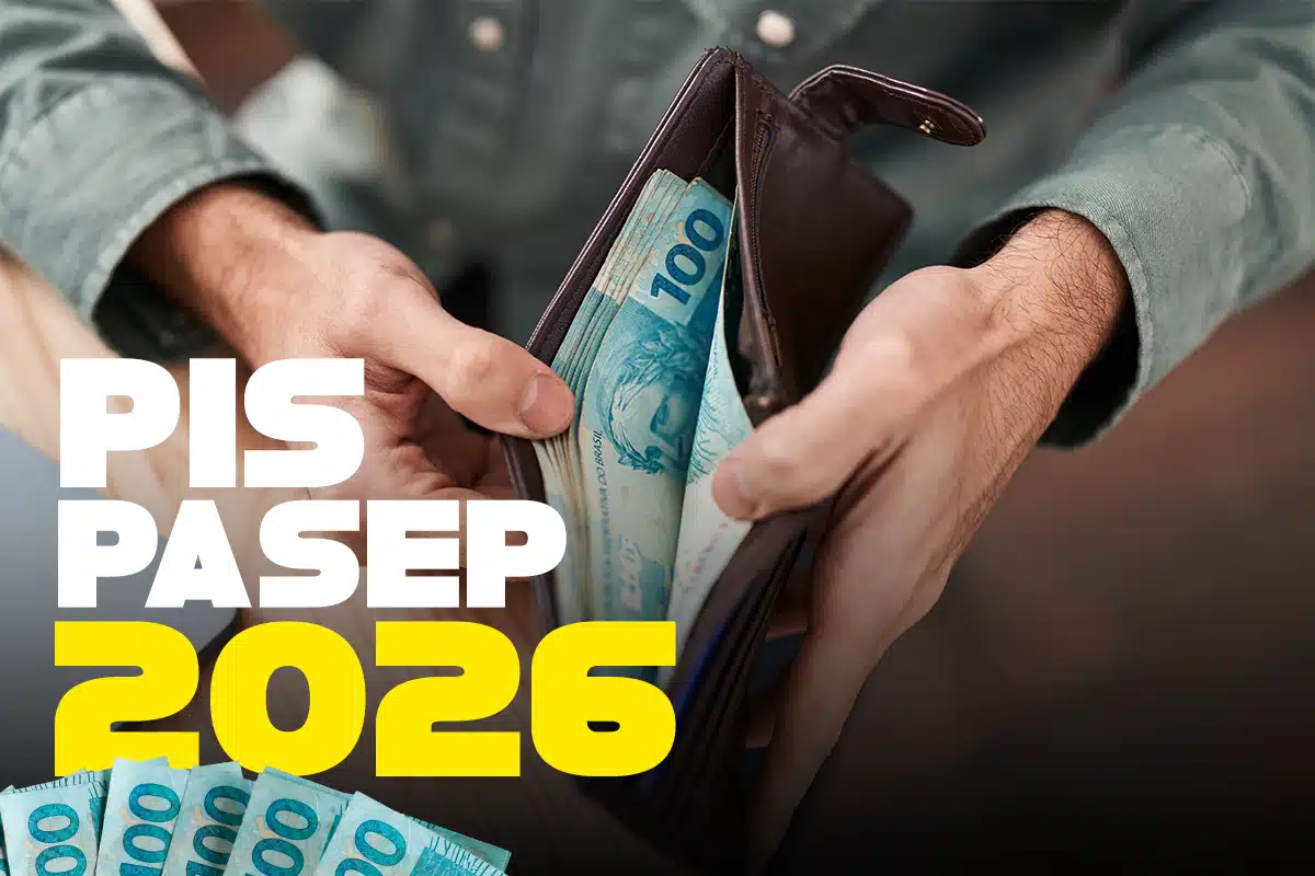 Pessoa segurando carteira com dinheiro referente ao pagamento do PIS Pasep 2026