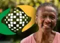 Mulher idosa sorridente em primeiro plano, com o logotipo estilizado do INSS (mãos em verde e amarelo envolvendo um globo) ao fundo, representando a segurança e o atendimento ao beneficiário.