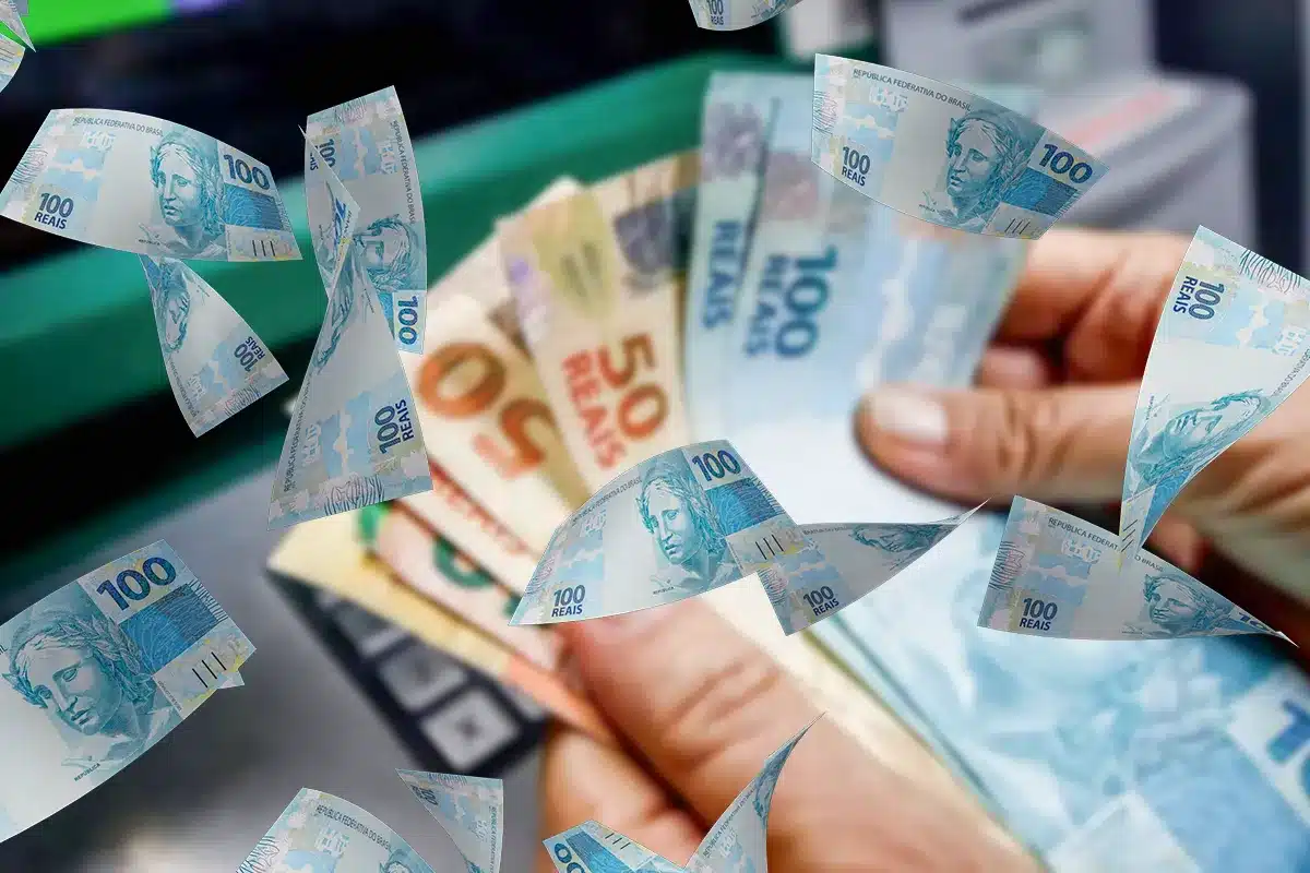 Pessoa segurando notas de dinheiro com cédulas voando ao redor