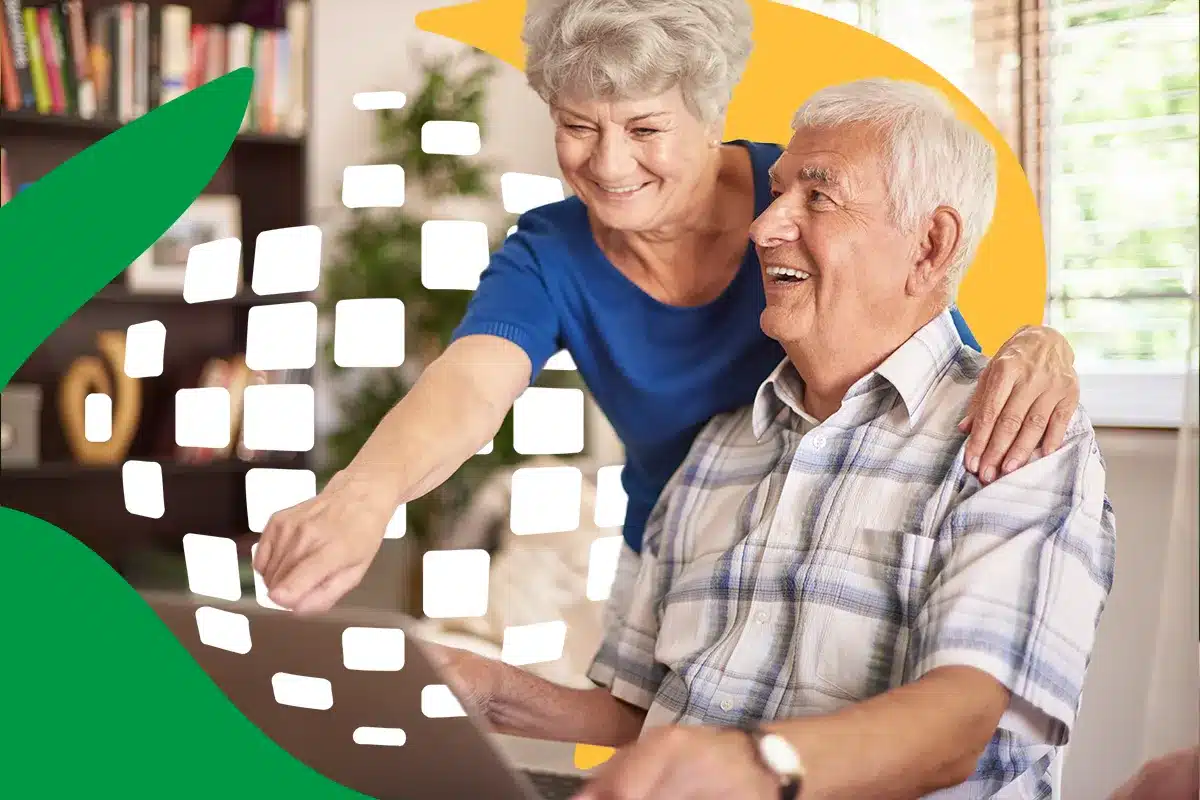 Planejamento aposentadoria regras transição 2026 Um casal de idosos sorridentes sentado em frente a um notebook. A mulher aponta para a tela enquanto o homem observa com atenção. Sobreposta, há uma arte gráfica verde e amarela com ícones quadrados brancos, representando o acesso aos serviços digitais do INSS.