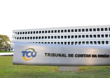 Fachada do Tribunal de Contas da União com placa institucional do TCU