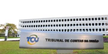 Fachada do Tribunal de Contas da União com placa institucional do TCU