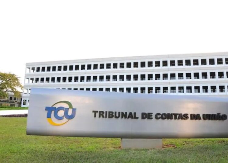 Fachada do Tribunal de Contas da União com placa institucional do TCU