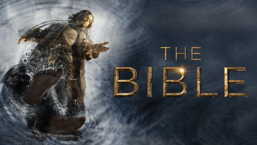 Pôster da minissérie "A Bíblia" (The Bible) mostrando Jesus Cristo flutuando sob a luz, com um efeito de água ao redor dos pés descalços. À direita, o título "THE BIBLE" em letras douradas sobre um fundo azul-acinzentado nublado.