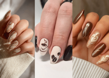 Colagem de três fotos apresentando variações da tendência unhas cappuccino. A primeira mostra um efeito marmorizado em tons de café com leite; a segunda foca em desenhos minimalistas de xícaras e grãos sobre fundo creme; a terceira exibe uma arte de luxo com latte art e filetes dourados em unhas amendoadas longas.