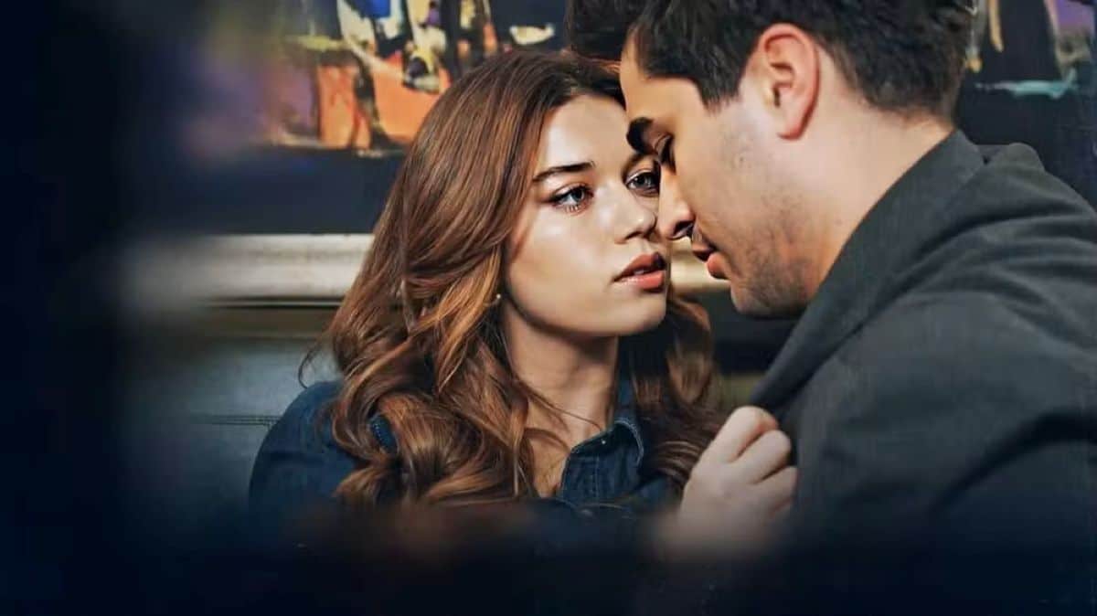 Casal em cena romântica da novela O Canto do Pássaro