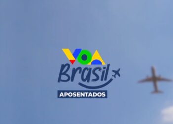 Logotipo colorido do programa Voa Brasil com a palavra "Aposentados" logo abaixo, sobreposto a um céu azul claro com um avião voando ao fundo à direita.