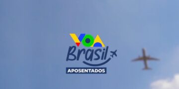 Logotipo colorido do programa Voa Brasil com a palavra "Aposentados" logo abaixo, sobreposto a um céu azul claro com um avião voando ao fundo à direita.