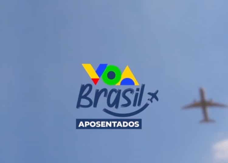 Logotipo colorido do programa Voa Brasil com a palavra "Aposentados" logo abaixo, sobreposto a um céu azul claro com um avião voando ao fundo à direita.