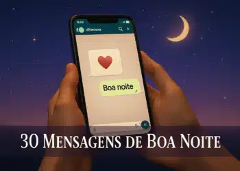 Mãos segurando smartphone com conversa do WhatsApp mostrando emoji de coração e mensagem "Boa noite" sob céu estrelado com lua crescente