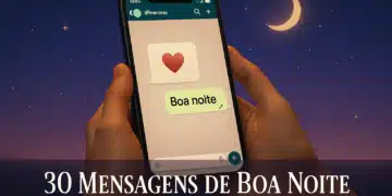Mãos segurando smartphone com conversa do WhatsApp mostrando emoji de coração e mensagem "Boa noite" sob céu estrelado com lua crescente