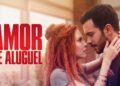 Casal protagonista Defne e Ömer em momento íntimo, mulher ruiva com tranças abraça homem de barba e paletó escuro