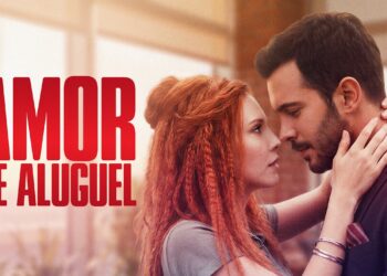Casal protagonista Defne e Ömer em momento íntimo, mulher ruiva com tranças abraça homem de barba e paletó escuro