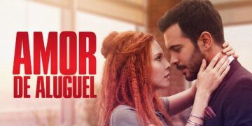 Casal protagonista Defne e Ömer em momento íntimo, mulher ruiva com tranças abraça homem de barba e paletó escuro