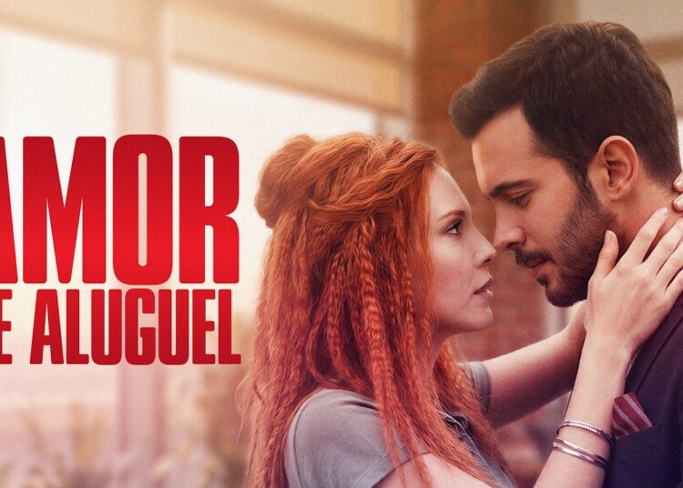 Casal protagonista Defne e Ömer em momento íntimo, mulher ruiva com tranças abraça homem de barba e paletó escuro