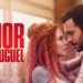 Casal protagonista Defne e Ömer em momento íntimo, mulher ruiva com tranças abraça homem de barba e paletó escuro