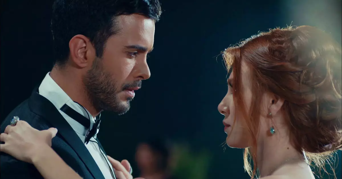 Casal protagonista Barış Arduç e Elçin Sangu em cena íntima de dança com trajes elegantes na novela turca