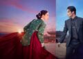 Montagem dividida ao meio mostrando uma mulher em trajes tradicionais coreanos (hanbok) à esquerda, olhando para o passado, e um homem em terno moderno à direita, representando o século XXI.