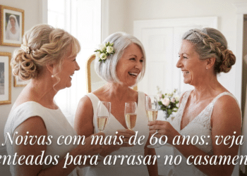Três mulheres com mais de 60 anos sorrindo com taças de champanhe, usando vestidos claros e penteados elegantes