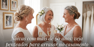 Três mulheres com mais de 60 anos sorrindo com taças de champanhe, usando vestidos claros e penteados elegantes