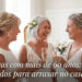 Três mulheres com mais de 60 anos sorrindo com taças de champanhe, usando vestidos claros e penteados elegantes