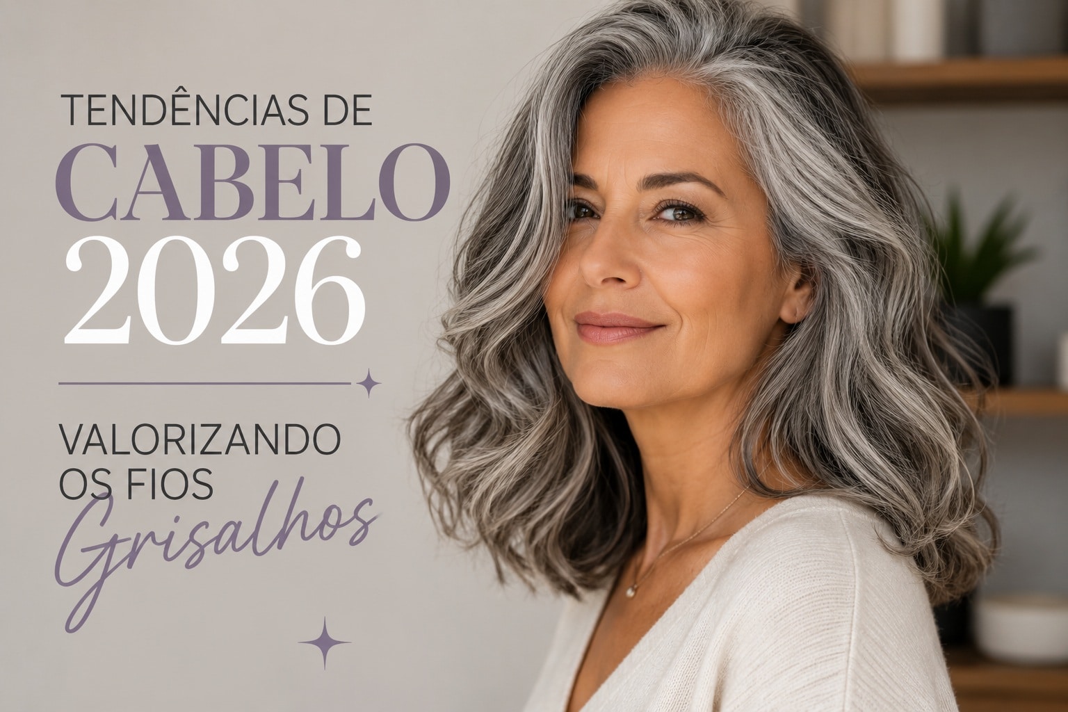 Mulher madura com cabelo grisalho ondulado médio usando blusa off-white, sorriso suave e texto sobre tendências capilares 2026