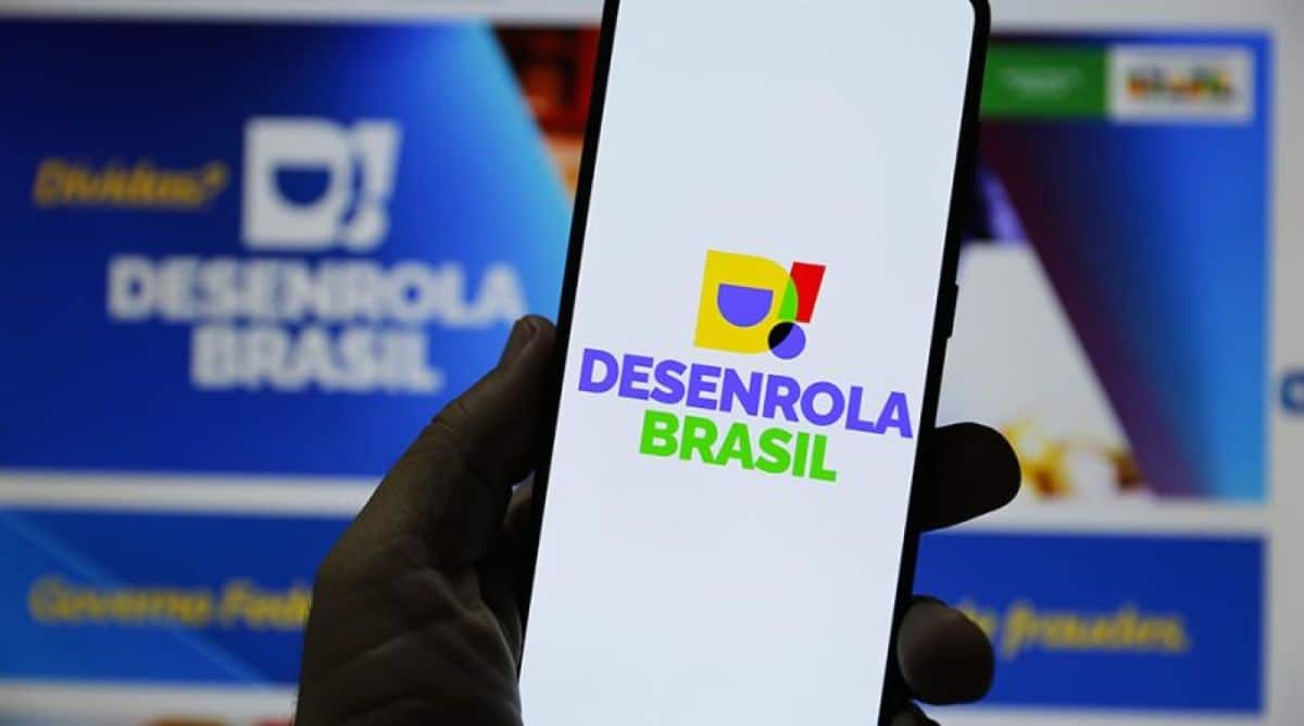 Celular exibindo o Desenrola Brasil com alerta para acesso seguro e prevenção de golpes