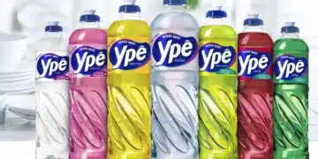 Sete frascos de detergente Ypê enfileirados: Coco branco, Clear Care rosa, Neutro amarelo, Clear transparente, Capim-Limão, Maçã e Limão verde