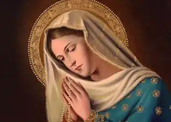 Pintura devocional de Nossa Senhora com mãos postas, véu branco com bordas douradas, manto azul turquesa bordado e auréola de pérolas douradas