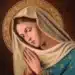 Pintura devocional de Nossa Senhora com mãos postas, véu branco com bordas douradas, manto azul turquesa bordado e auréola de pérolas douradas
