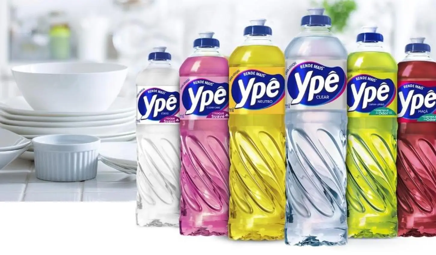 Sete frascos de detergente Ypê nas cores branco, rosa, amarelo, transparente, verde-limão e vermelho com tigelas ao fundo