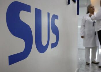 Sigla SUS em azul em destaque numa parede