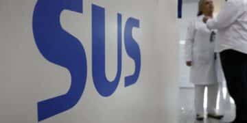 Sigla SUS em azul em destaque numa parede