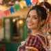 Mulher jovem com trança decorada por fitas e flores sorrindo em festa junina colorida