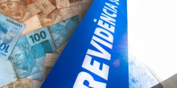 Notas de R$ 50 e R$ 100 ao lado de fachada azul com letreiro Previdência Social e prédio espelhado