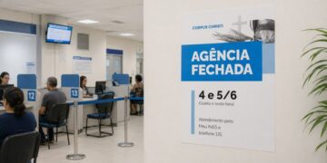 Cartaz de agência fechada no Corpus Christi em parede de sala de atendimento do INSS com guichês numerados ao fundo
