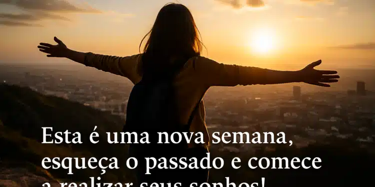 Silhueta feminina com braços abertos ao pôr do sol sobre cidade Mulher de braços abertos em silhueta no pôr do sol, com vista panorâmica de cidade ao fundo e frase motivacional