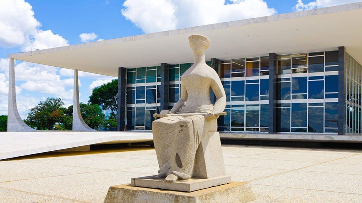 Escultura A Justiça em frente ao prédio do Supremo Tribunal Federal em Brasília