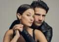 Kaan Urgancıoğlu e Pınar Deniz abraçados, ambos vestindo preto, em foto promocional da série Yargi: Segredos de Família